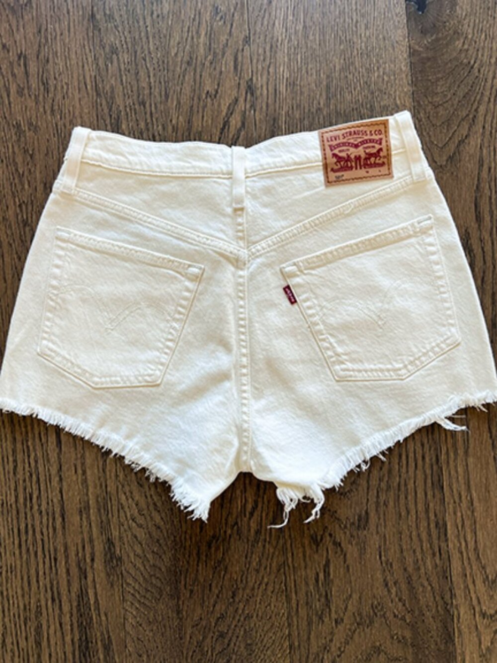 NWOT Levi's 501 High Rise Frayed Edge Shorts Cream - 27